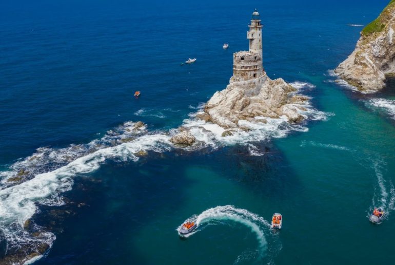 Маяк Анива: морская экскурсия, которая меняет взгляд на Сахалин